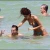 Sofia Milos, star gonflée de la série Les Experts : Miami dans les eaux de l'océan Pacifique en septembre 2010