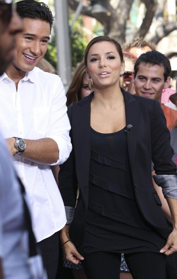 Eva Longoria et son meilleur ami Mario Lopez, dans les rues de Los Angeles. Ils tournent pour la chaîne Extra. 17/09/2010