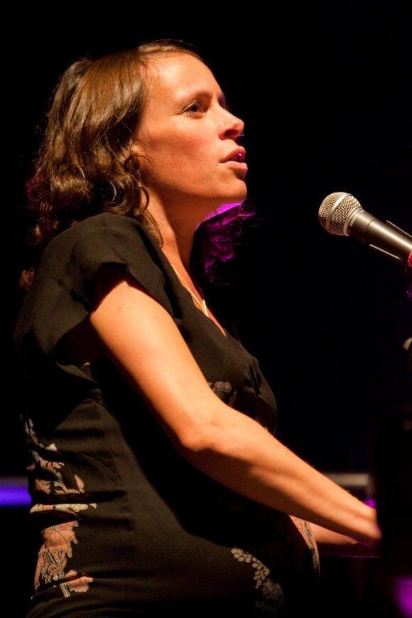 Emily Loizeau au concert Rock Sans Papiers, à Bercy, le 18 septembre 2010.