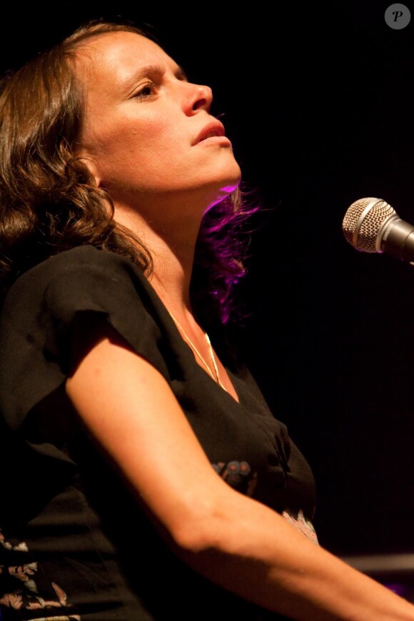 Emily Loizeau au concert Rock Sans Papiers, à Bercy, le 18 septembre 2010.