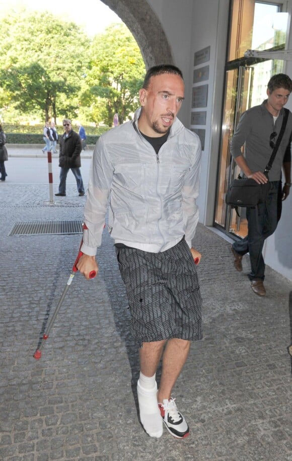 Franck Ribery sort de chez le médecin...