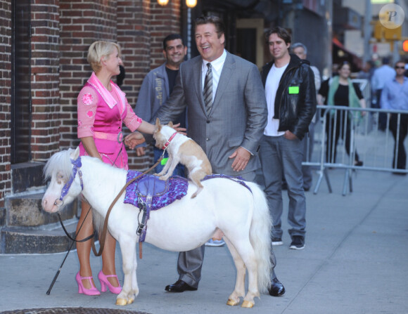Alec Baldwin sort de l'émission de David Letterman en charmante compagnie... notamment un poney ! (21 septembre 2010)