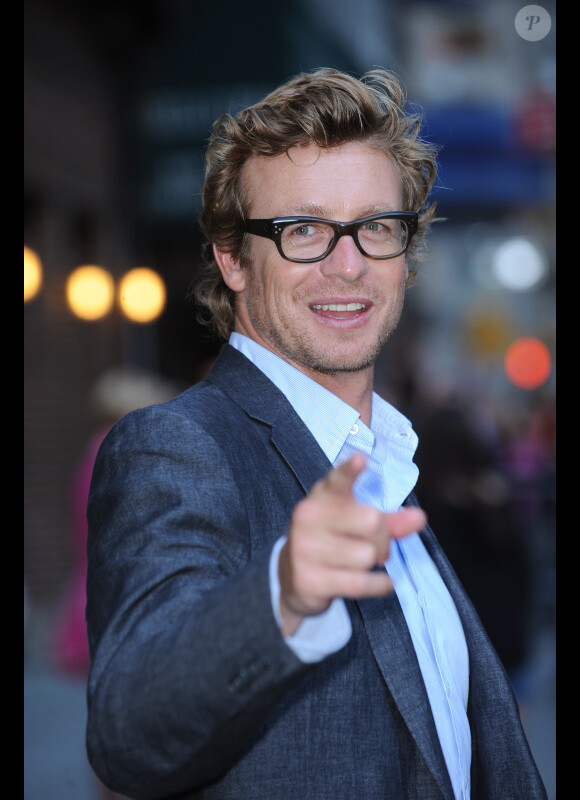 Simon Baker sort de l'émission de David Letterman (21 septembre 2010)