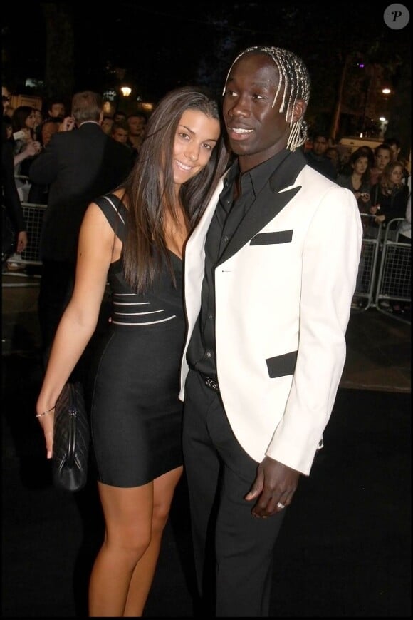 Bakary Sagna et sa belle à l'occasion du défilé du créateur Ozwald Boateng, lors de la Fashion Week londonienne, le 22 septembre 2010.