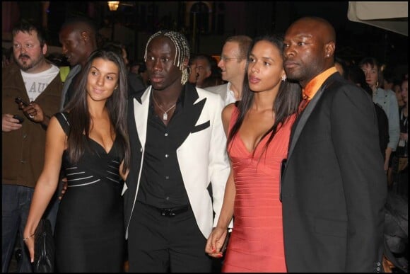 Bakary Sagna, William Gallas et leurs compagnes, à l'occasion du défilé du créateur Ozwald Boateng, lors de la Fashion Week londonienne, le 22 septembre 2010.