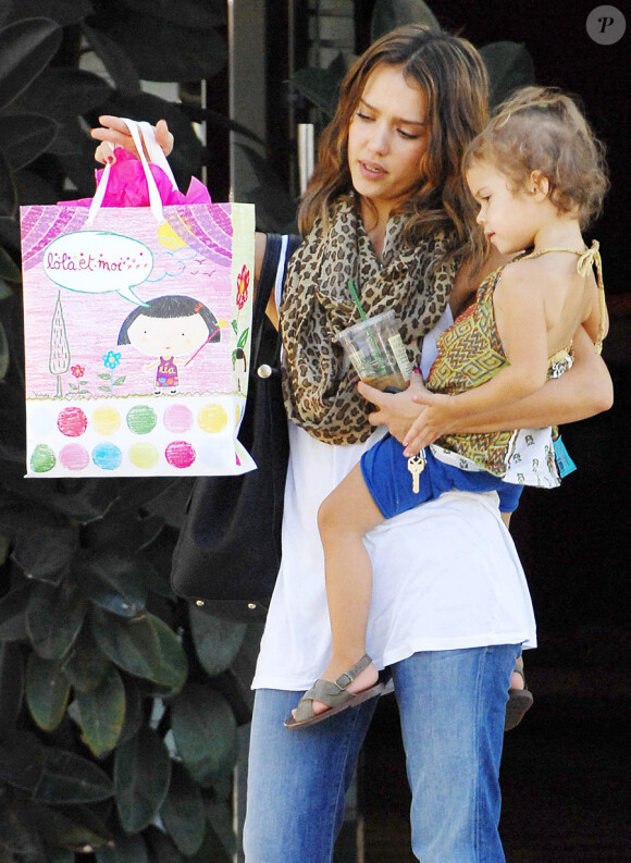 Jessica Alba et sa petite Honor font du shopping, à Los Angeles, le 25 septembre 2010