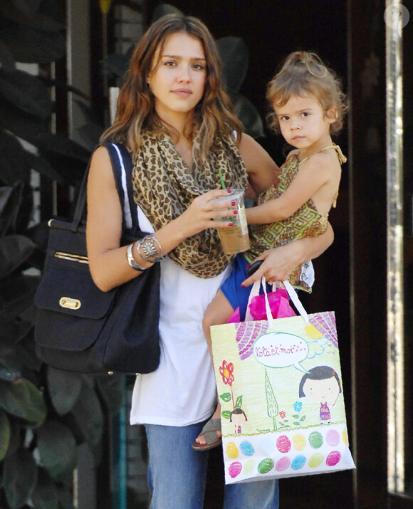 Jessica Alba et sa petite Honor font du shopping, à Los Angeles, le 25 septembre 2010