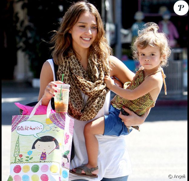 Jessica Alba et sa petite Honor font du shopping, à Los Angeles, le 25  septembre 2010