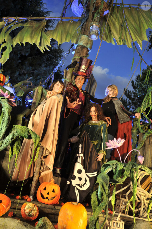 Le docteur Facilier, Virginie Guilhaume, Aïda Touihri et Sandrine Corman fêtent Halloween à Disneyland Paris le 26 septembre 2010