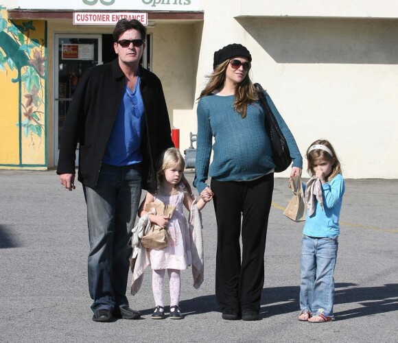 Charlie Sheen, Brooke Mueller et les filles de Charlie et Denise Richards : Lola et Sam. Janvier 2009