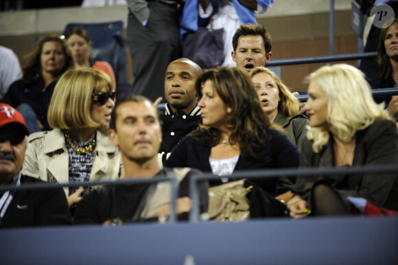 Thierry Henry et une amie (arrière-plan), Gavin Rossdale, Anna Wintour, Mirka Federer et Gwen Stefani lors du tournoi de l'US Open le 8 septembre 2010