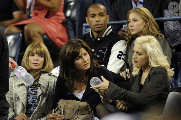 Thierry Henry et une amie (arrière-plan), Gavin Rossdale, Anna Wintour, Mirka Federer et Gwen Stefani lors du tournoi de l'US Open le 8 septembre 2010