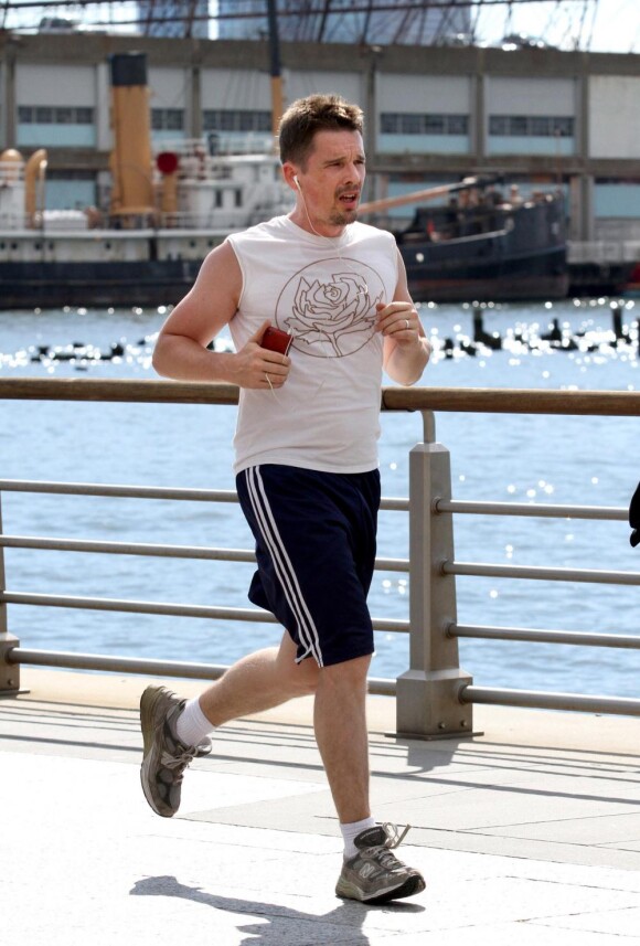 Ethan Hawke en plein jogging dans les rues de New York