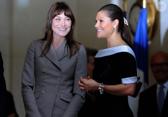Carla Bruni accueille Victoria de Suède à L'Elysée, le 28 septembre 2010.