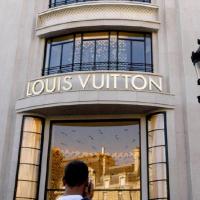 Louis Vuitton résiste à la crise et... le fait payer !