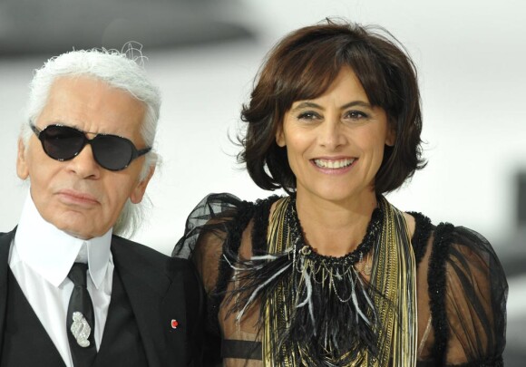 Inès de la Fressange et Karl Lagerfeld au défilé Chanel P/E 2011 au Grand Palais. Le 5 octobre 2010
