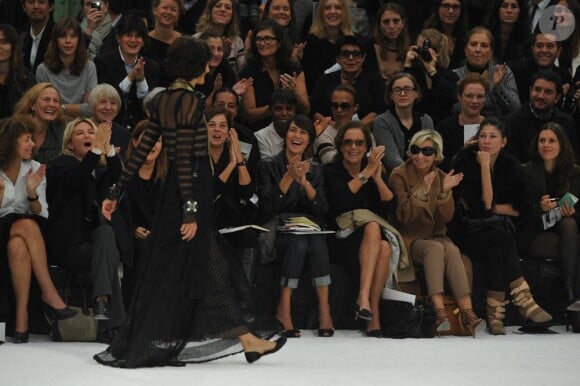 Inès de la Fressange au défilé Chanel P/E 2011 au Grand Palais. Le 5 octobre 2010