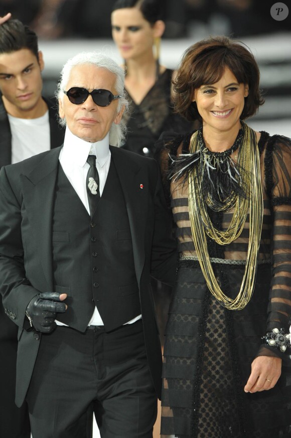 Inès de la Fressange et Karl Lagerfeld au défilé Chanel P/E 2011 au Grand Palais. Le 5 octobre 2010
