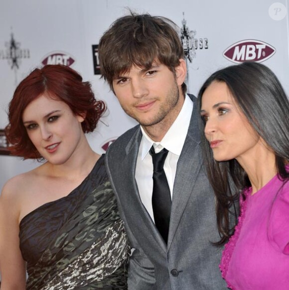 Rumer Willis avec sa mère Demi Moore et Ashton Kutcher en avril 2010 à Los Angeles