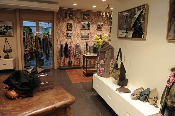 La boutique Antik Batik, où la collection automne/hiver 2010-2011 de la marque a été présentée, ainsi qu'une exposition des photos de Thierry Le Goues réalisées au Pérou, à Paris, le 5 octobre 2010.