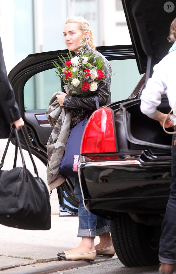 Kate Winslet se promène à New York avec des fleurs le 6 octobre 2010