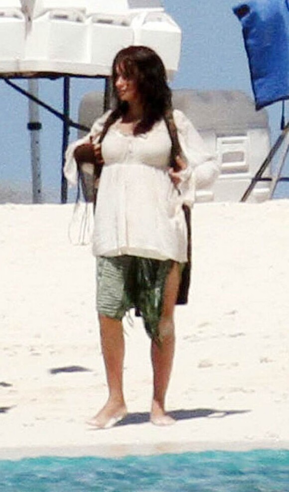 Penélope Cruz, enceinte, sur le tournage de Pirates des Caraïbes - La Fontaine de Jouvence, en septembre 2010.