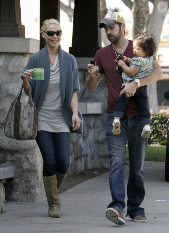 Katherine Heigl se promène à Los Angeles avec son mari Josh Kelley et leur fille Naleigh le 12 octobre 2010