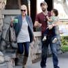 Katherine Heigl emmène sa fille chez le docteur avec son mari Josh Kelley le 12 octobre 2010 à Los Angeles