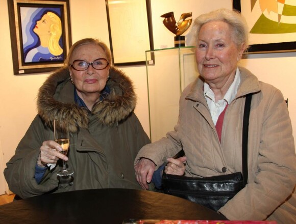 Michèle Morgan et sa soeur Hélène à la Galerie Vieceli, à Paris, le 14 octobre 2010.