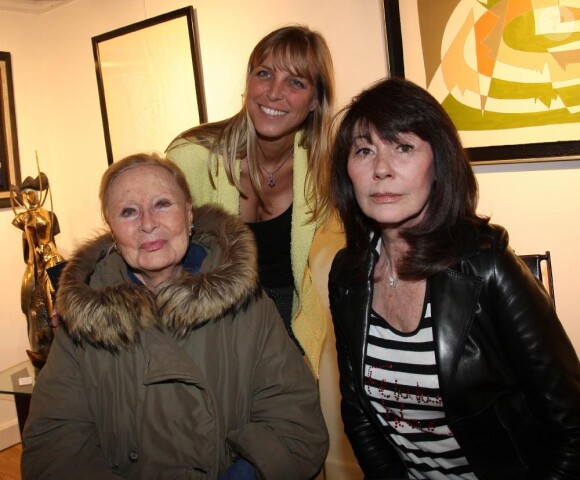 Michèle Morgan, Sabine Anthony et Deborah Marshall à la Galerie Vieceli, à Paris, le 14 octobre 2010.