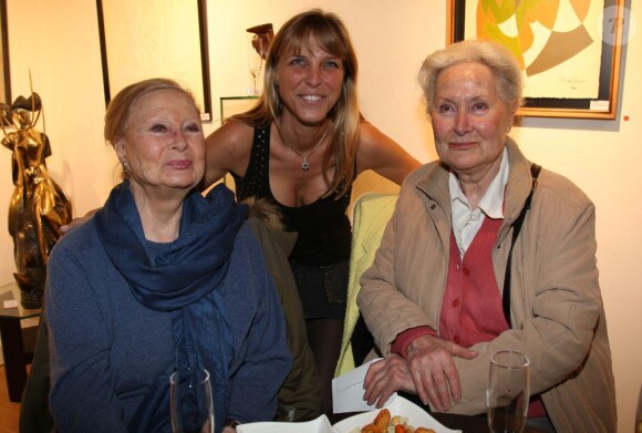 Michèle Morgan et sa soeur Hélène Roussel à la Galerie Vieceli, à Paris, le 14 octobre 2010. Deborah Marshall est à leurs côtés.