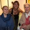 Michèle Morgan et sa soeur Hélène Roussel à la Galerie Vieceli, à Paris, le 14 octobre 2010. Deborah Marshall est à leurs côtés.