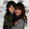 Caroline de Maigret et son fils, à l'occasion du vernissage d'une exposition unique destinée à aider Tout le monde chante contre le cancer. 14/10/2010