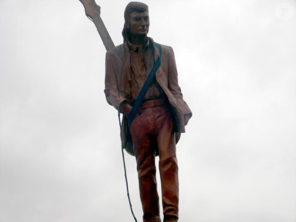 La statue vandalisée de Johnny Hallyday à Challes-les-eaux, le 17 octobre 2010