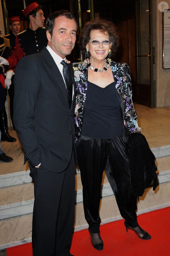 Bernard Montiel et Claudia Cardinale lors du 18e Gala de l'Espoir au théâtre des Champs-Elysées à Paris le 18 octobre 2010