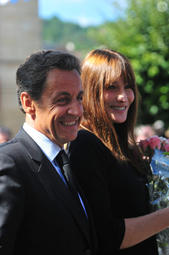 Nicolas Sarkozy et son épouse Carla Bruni arrivent pour une visite de la grotte de Lascaux, non loin du village de Montignac-sur-Vezere le 12 septembre.