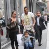 Kevin-Prince Boateng en promenade avec sa femme Jenny, et leur fille Jermaine, à Milan, le 5 octobre 2010