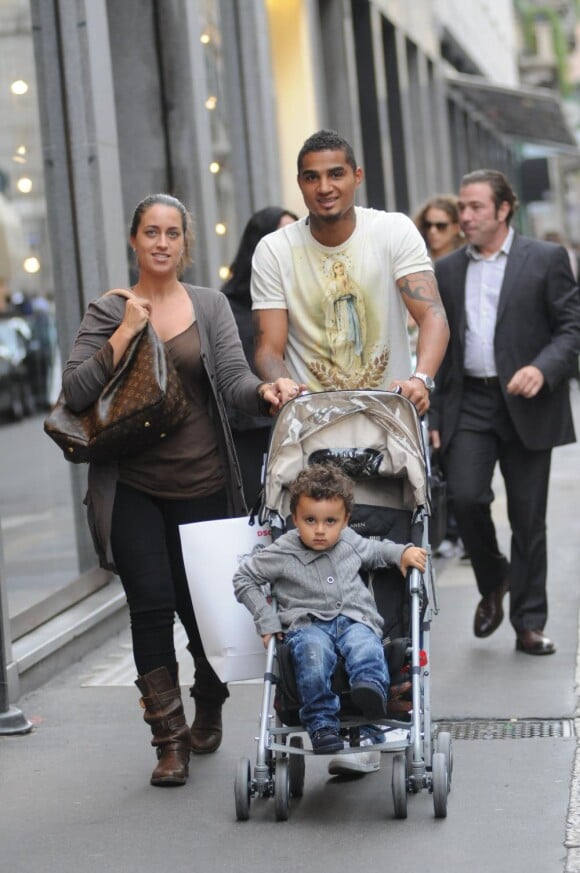 Kevin-Prince Boateng en promenade avec sa femme Jenny, et leur fille Jermaine, à Milan, le 5 octobre 2010
