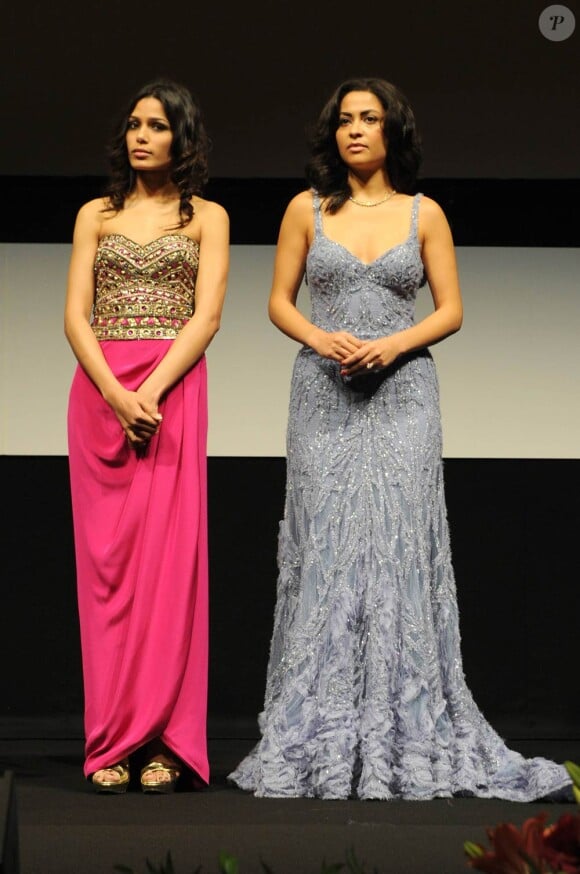 Freida Pinto et Yasmine Elmasri à l'occasion de la présentation de Miral, dans le cadre du Festival International du Film d'Abu Dhabi, aux Emirats Arabes Unis, le 21 octobre 2010.