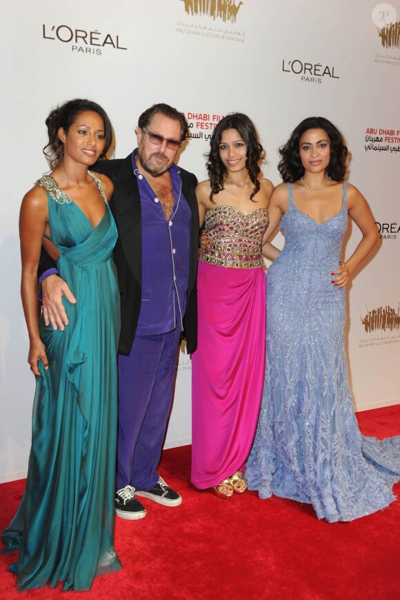 Rula Jebreal, Julian Schnabel, Freida Pinto et Yasmine Elmasri à l'occasion de la présentation de Miral, dans le cadre du Festival International du Film d'Abu Dhabi, aux Emirats Arabes Unis, le 21 octobre 2010.