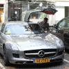 Patrice Evra va au restaurant seul, avant de retrouver sa voiture avec un PV, à Manchester, le 21 octobre 2010