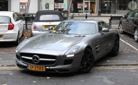 Patrice Evra va au restaurant seul, avant de retrouver sa voiture avec un PV, à Manchester, le 21 octobre 2010