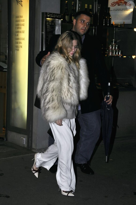Ashley et Mary-Kate Olsen sortent d'un restaurant parisien, le 5 octobre 2010.