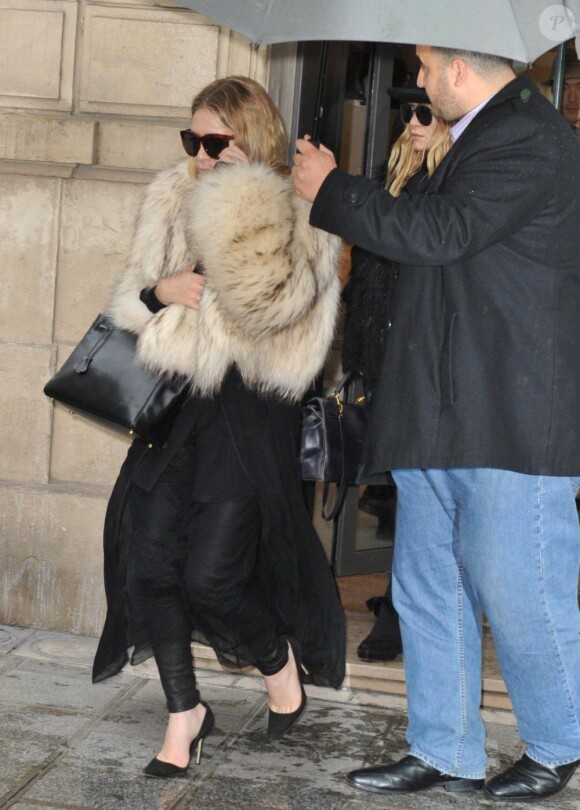 Ashley et Mary-Kate Olsen sortent d'un restaurant parisien, le 5 octobre 2010.
