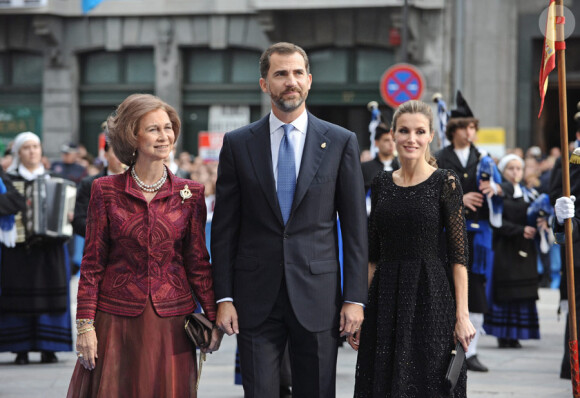 La reine Sofia, le prince Felipe et sa femme la princesse Letizia arrivent à la cérémonie de remise du prix Prince des Asturies aux champions du monde et d'Europe de football. Oviedo, le 22 octobre 2010