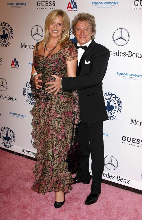 Penny Lancaster et Rod Stewart, à l'occasion de la grande soirée du 32e Carousel of Hope Ball, qui s'est tenue au Beverly Hilton de Beverly Hills, à Los Angeles, le 23 octobre 2010.