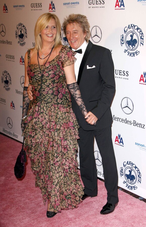 Penny Lancaster et Rod Stewart, à l'occasion de la grande soirée du 32e Carousel of Hope Ball, qui s'est tenue au Beverly Hilton de Beverly Hills, à Los Angeles, le 23 octobre 2010.