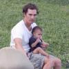 Matthew McConaughey et sa femme Camila Alves ont passé l'après-midi dans un parc à Austin avec leurs deux enfants Vida et Levi le 24 octobre 2010