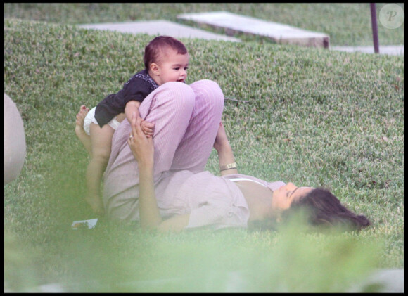 Camila Alves joue avec son adorable fille Vida le 24 octobre 2010