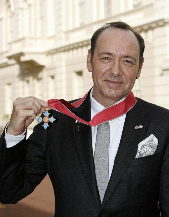 Kevin Spacey récompensé par le prince Charles dans sa demeure du Clarence House à Londres le 3 novembre 2010